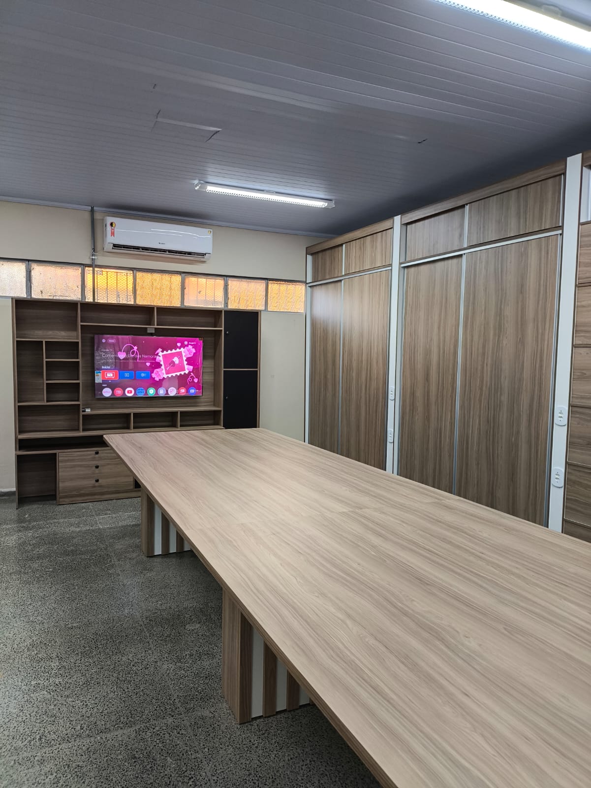 Mesas e mobiliário para escola